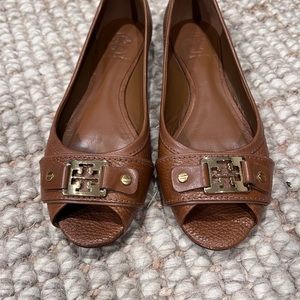 Barely Worn! Tory Burch tan brown leather logo Cline peep toe flats 7.5 7 1/2